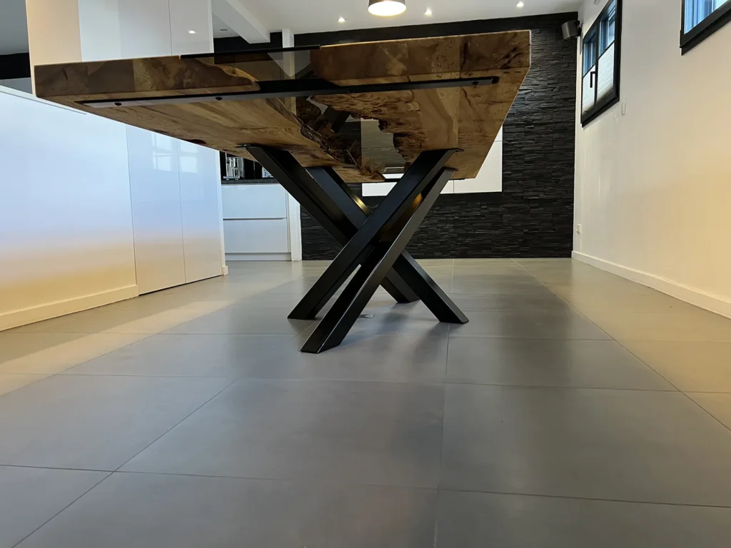 Pieds table à manger sur mesure Image d’une table à manger d’vu d’en bas