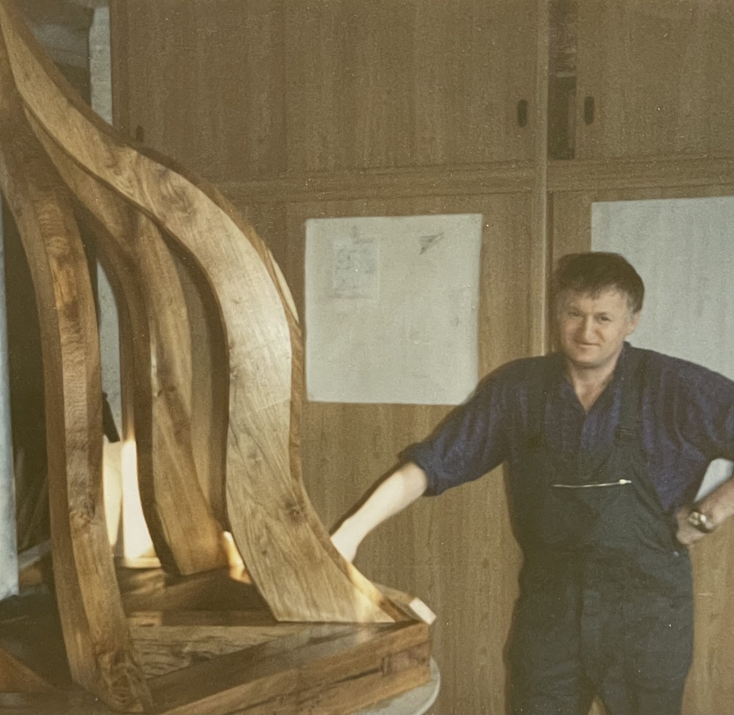 Albert Erhart On retrouve l’homme qui a bâti Erhart&Fils. Passionné d’ébénisterie Albert a crée son entreprise en 1972. Il est dans les anciens locaux de l’entreprise, dans la maison familiale.