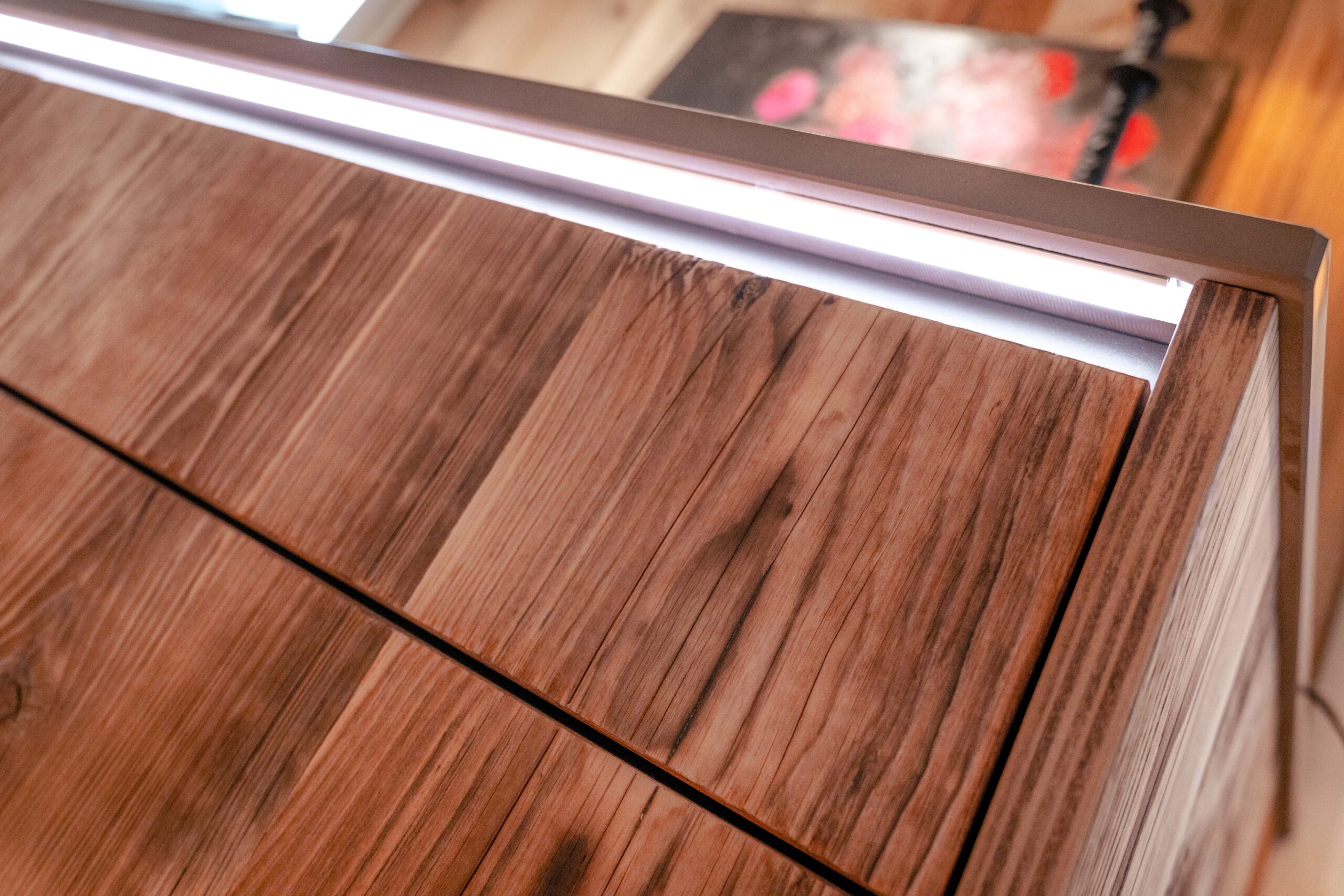 Détail de façade bois et éclairage intégré sur un aménagement intérieur Erhart & Fils