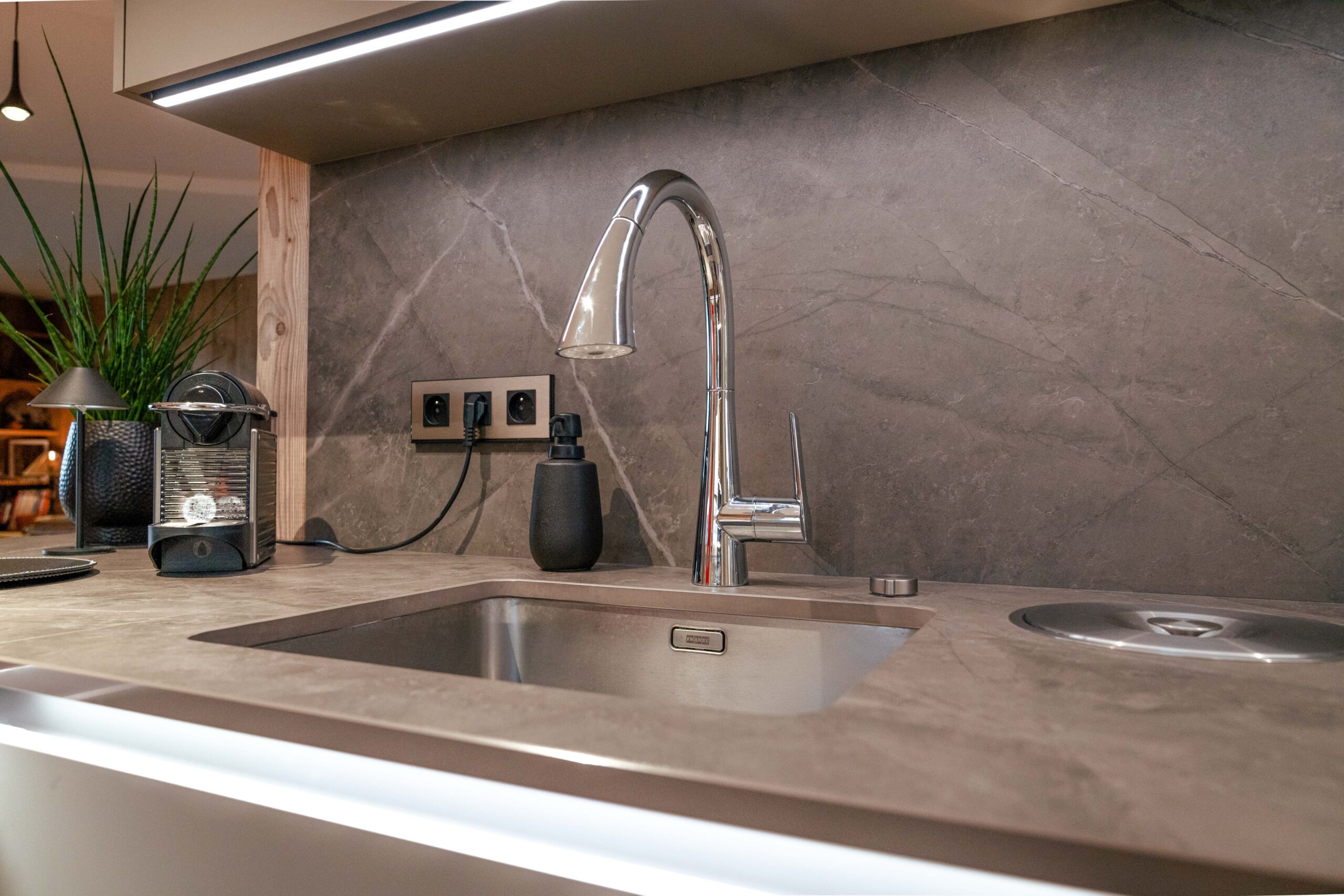 Cuisine Erhart & Fils ouverte visuellement sur un espace de vie voisin