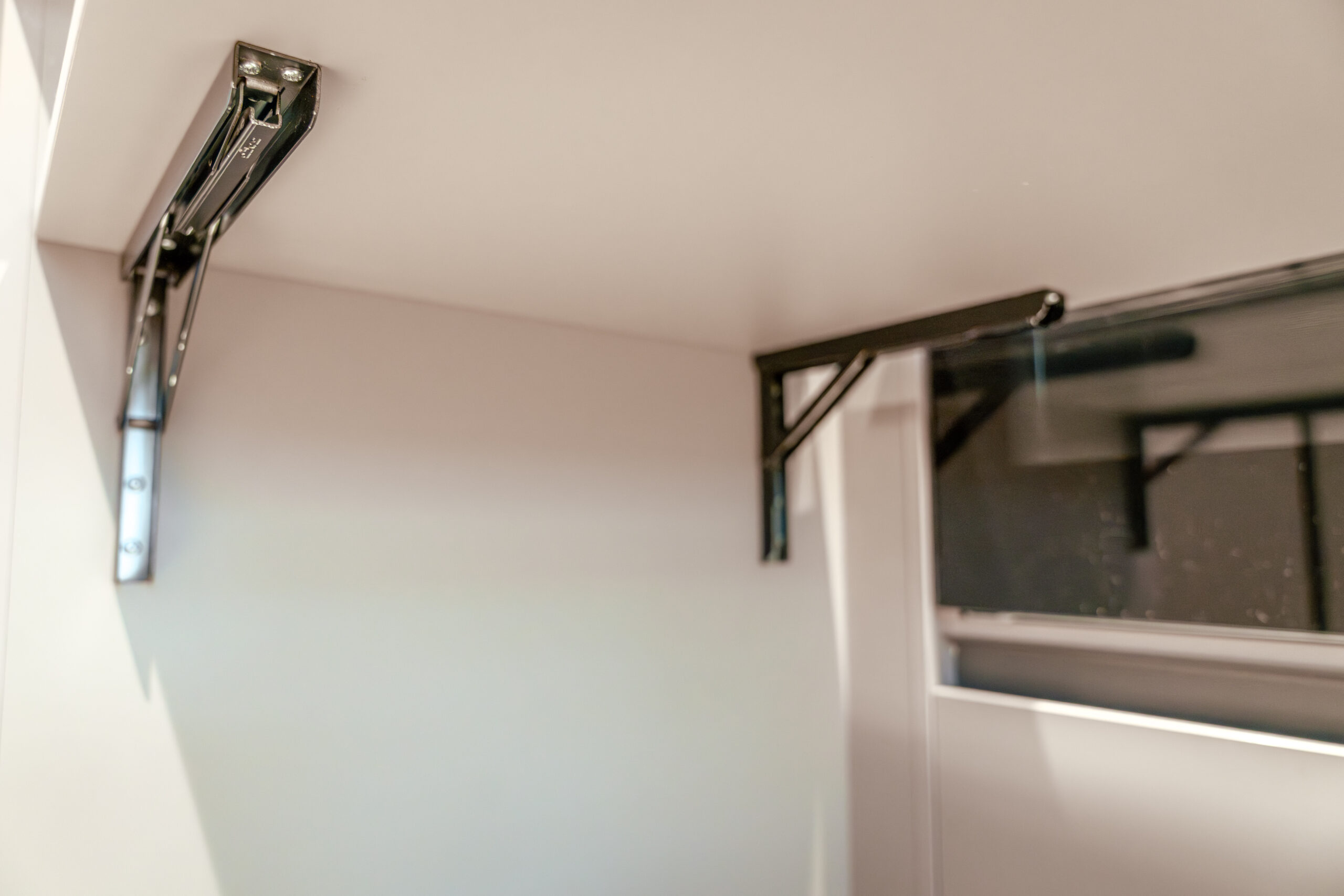 Détail du mécanisme intérieur d’un meuble réalisé pour un agencement Erhart & Fils